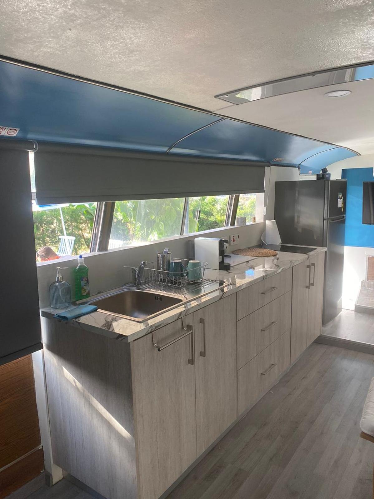 אתר קמפינג Couples Getaway Bus *