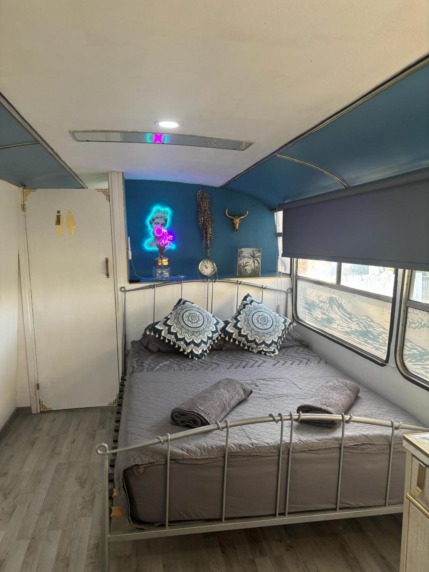 אתר קמפינג Couples Getaway Bus